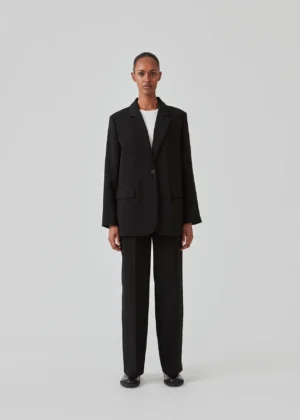 Modstrom_Gale_Blazer_Black_Web_Model_Front_1285x1799-2.webp