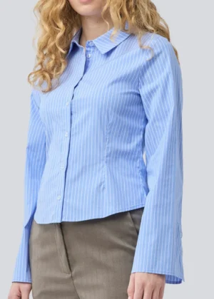 Modstrom_Pattimd_Shirt_Blue_White_Stripe_Web_Model_Front_Detail_965x1351-1.webp