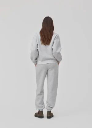 Modstrom_Tiamd_Sweat_Grey_Melange_Web_Model_Back_1276x1786-1.webp