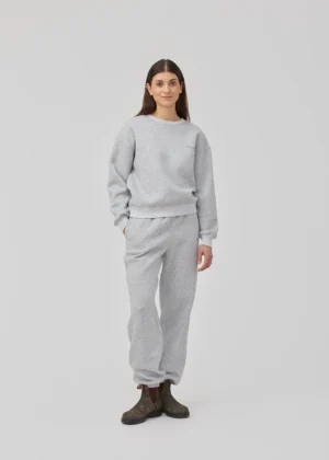 Modstrom_Tiamd_Sweat_Grey_Melange_Web_Model_Front_1250x1750-1.webp
