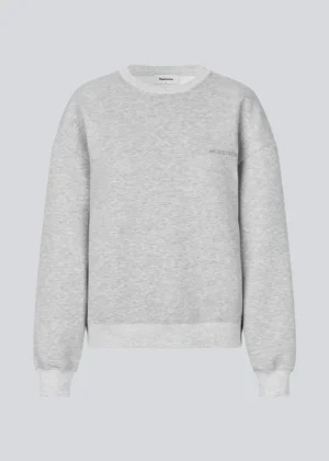Modstrom_Tiamd_Sweat_Grey_Melange_Web_Pack_Front_965x1351-5.webp