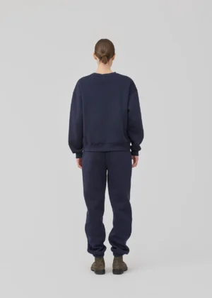 Modstrom_Tiamd_Sweat_Navy_Sky_Web_Model_Back_1236x1731-1.webp